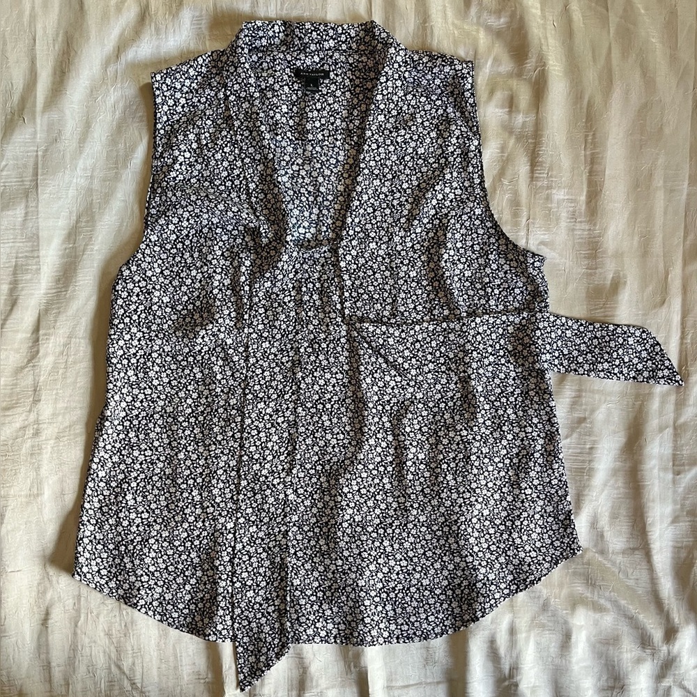 Ann Taylor Black and White Floral Sleeveless Blouse with Front Tie